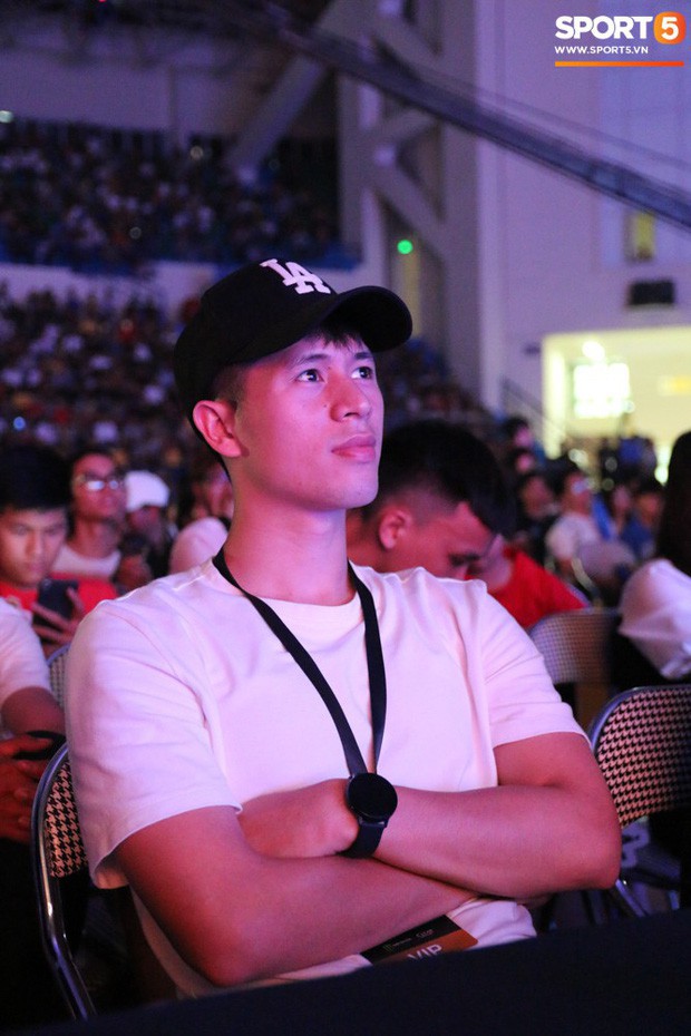 Đ&igrave;nh Trọng bảnh bao, c&ugrave;ng bạn g&aacute;i v&agrave; em trai dự sự kiện Esports lớn nhất Việt Nam ng&agrave;y h&ocirc;m nay - Ảnh 2.