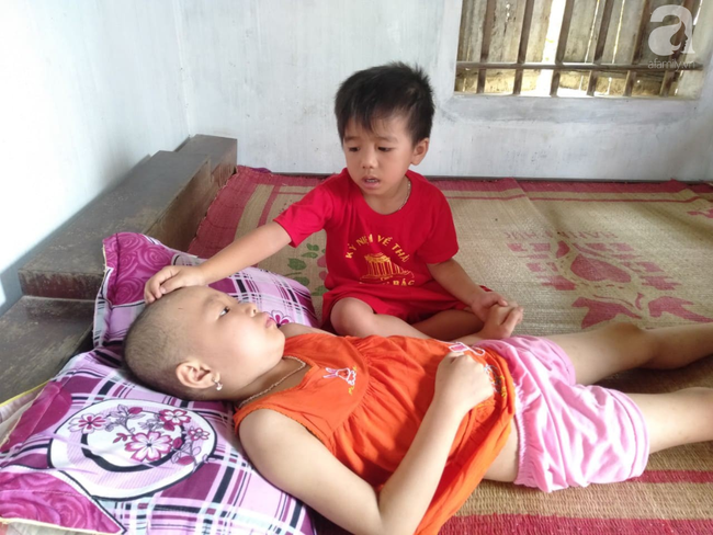 Lời khẩn cầu của b&eacute; g&aacute;i 7 tuổi mắc bệnh ung thư b&ecirc;n người mẹ bị bướu cổ thiếu tiền chữa trị - Ảnh 1.