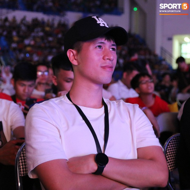 Đ&igrave;nh Trọng bảnh bao, c&ugrave;ng bạn g&aacute;i v&agrave; em trai dự sự kiện Esports lớn nhất Việt Nam ng&agrave;y h&ocirc;m nay - Ảnh 3.