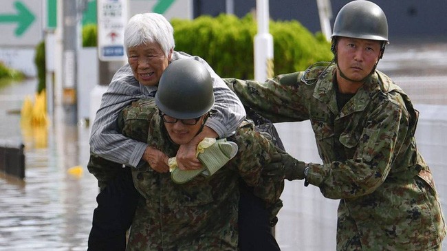 Những người hùng thầm lặng bất chấp nguy hiểm trong siêu bão Hagibis khiến cộng đồng mạng khâm phục - Ảnh 6.