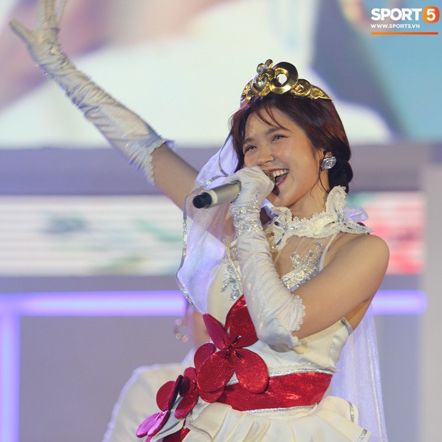 Đ&igrave;nh Trọng bảnh bao, c&ugrave;ng bạn g&aacute;i v&agrave; em trai dự sự kiện Esports lớn nhất Việt Nam ng&agrave;y h&ocirc;m nay - Ảnh 7.