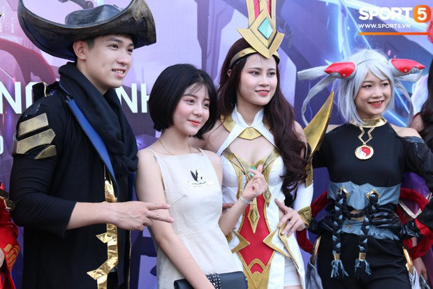 Đ&igrave;nh Trọng bảnh bao, c&ugrave;ng bạn g&aacute;i v&agrave; em trai dự sự kiện Esports lớn nhất Việt Nam ng&agrave;y h&ocirc;m nay - Ảnh 8.