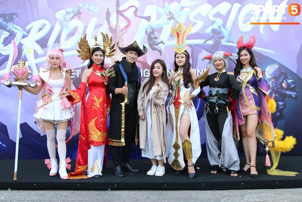 Đ&igrave;nh Trọng bảnh bao, c&ugrave;ng bạn g&aacute;i v&agrave; em trai dự sự kiện Esports lớn nhất Việt Nam ng&agrave;y h&ocirc;m nay - Ảnh 9.