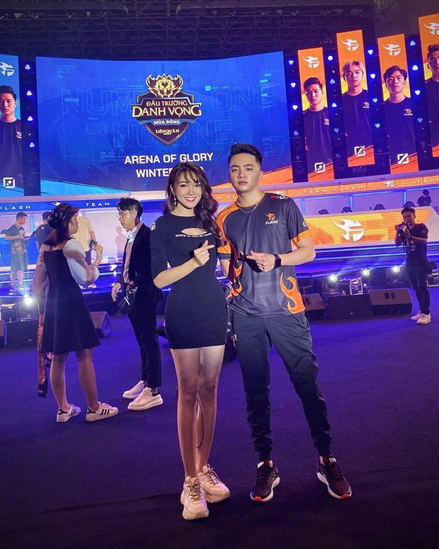 Đ&igrave;nh Trọng bảnh bao, c&ugrave;ng bạn g&aacute;i v&agrave; em trai dự sự kiện Esports lớn nhất Việt Nam ng&agrave;y h&ocirc;m nay - Ảnh 10.