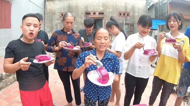 Loạt món ăn gây tranh cãi của bà Tân Vlog: Từ quảng cáo quá đà, nấu nướng vô lý đến thiếu tính giáo dục, liệu có phải là báo hiệu cho sự thoái trào? - Ảnh 13.