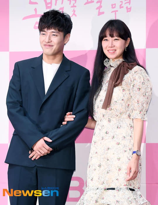 Trả đũa Kim Rae Won, chị đại Gong Hyo Jin chọn trai quê Kang Ha Neul là bạn diễn ăn ý nhất trước nay! - Ảnh 2.