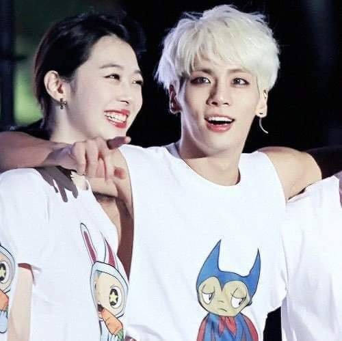 Hình ảnh Sulli và Jonghyun đứng cạnh nhau khiến fan rưng rưng nước mắt: Không bao giờ chúng ta được nhìn thấy những nụ cười thiên thần này nữa - Ảnh 1.