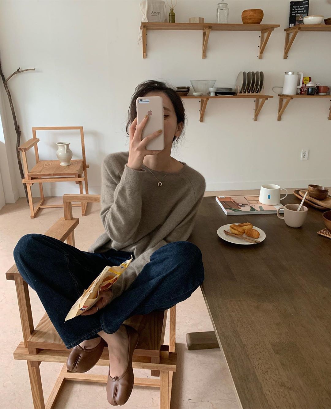 Gi&agrave;y b&uacute;p b&ecirc; &ldquo;m&oacute;ng heo&rdquo; đang được g&aacute;i H&agrave;n diện rầm rộ: tr&ocirc;ng th&igrave; kỳ cục nhưng diện l&ecirc;n hay ho kh&ocirc;ng ngờ - Ảnh 7.