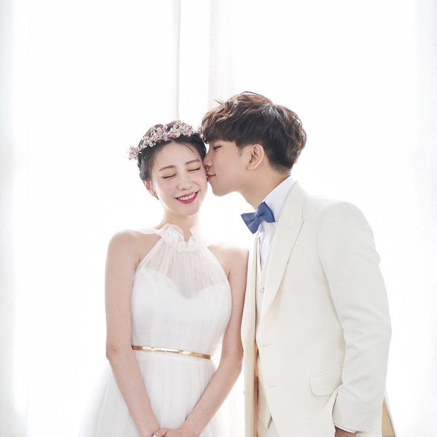 Hôn lễ cặp đôi cưới sau 700 ngày yêu: Lung linh, cô dâu lộng lẫy, Taecyeon (2PM) cùng dàn nam thần MBLAQ đến chung vui - Ảnh 1.