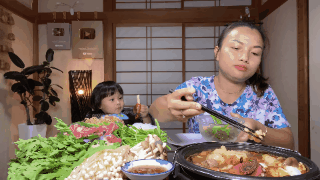 Nữ Youtuber người Việt ở Nhật khiến dân tình chú ý vì clip... chén cả nồi lẩu Thái khổng lồ trong siêu bão Hagibis: Trời đánh tránh bữa ăn chính là đây! - Ảnh 9.
