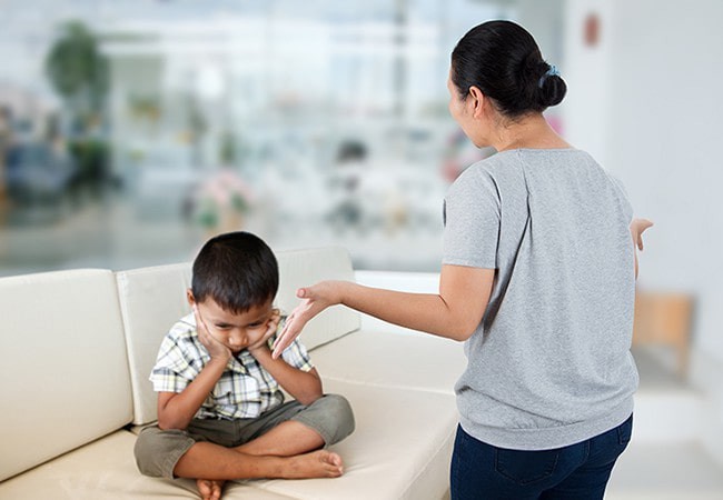 Bé 4 tuổi tè vào bức tượng ở khu di tích, nhân viên trách mắng nhưng phản ứng của người bà mới khiến ai nấy xôn xao - Ảnh 1.
