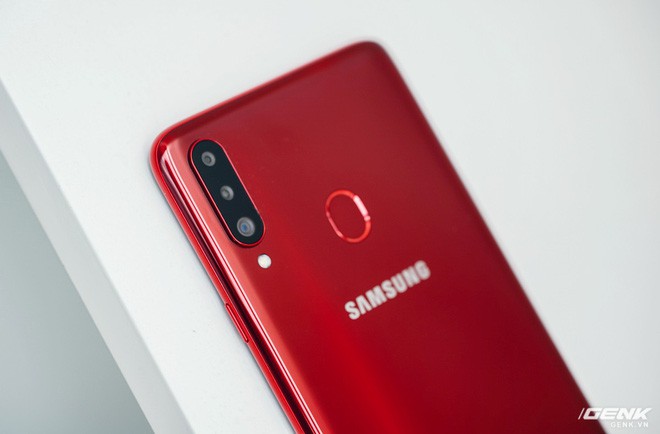 Trên tay Galaxy A20s đỏ chót: Bản nâng cấp “nhẹ”, thêm camera, màn hình LCD, chip Snapdragon 450 và lựa chọn bộ nhớ 64GB - Ảnh 1.