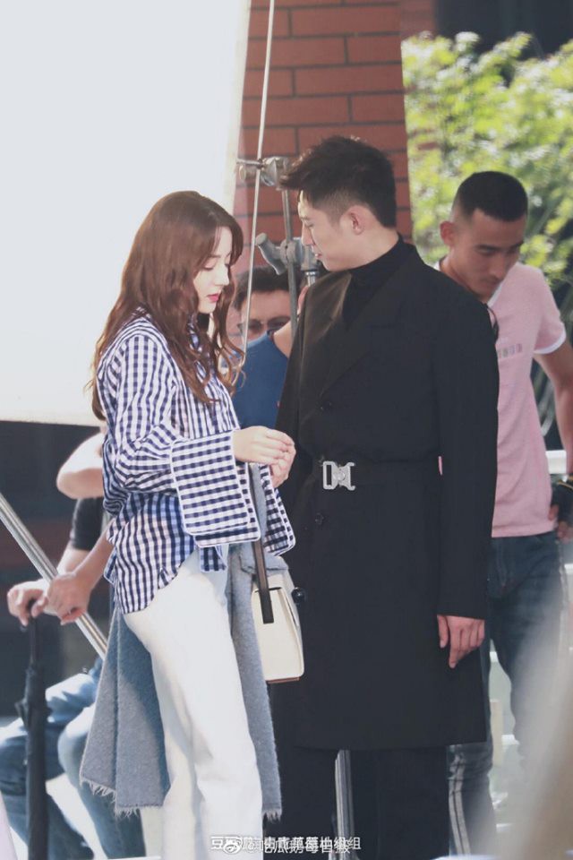 C&ugrave;ng bị chụp l&eacute;n tr&ecirc;n trường quay, Dương Tử th&ecirc; thảm c&ograve;n Địch Lệ Nhiệt Ba lại xinh đẹp thế n&agrave;y? - Ảnh 5.