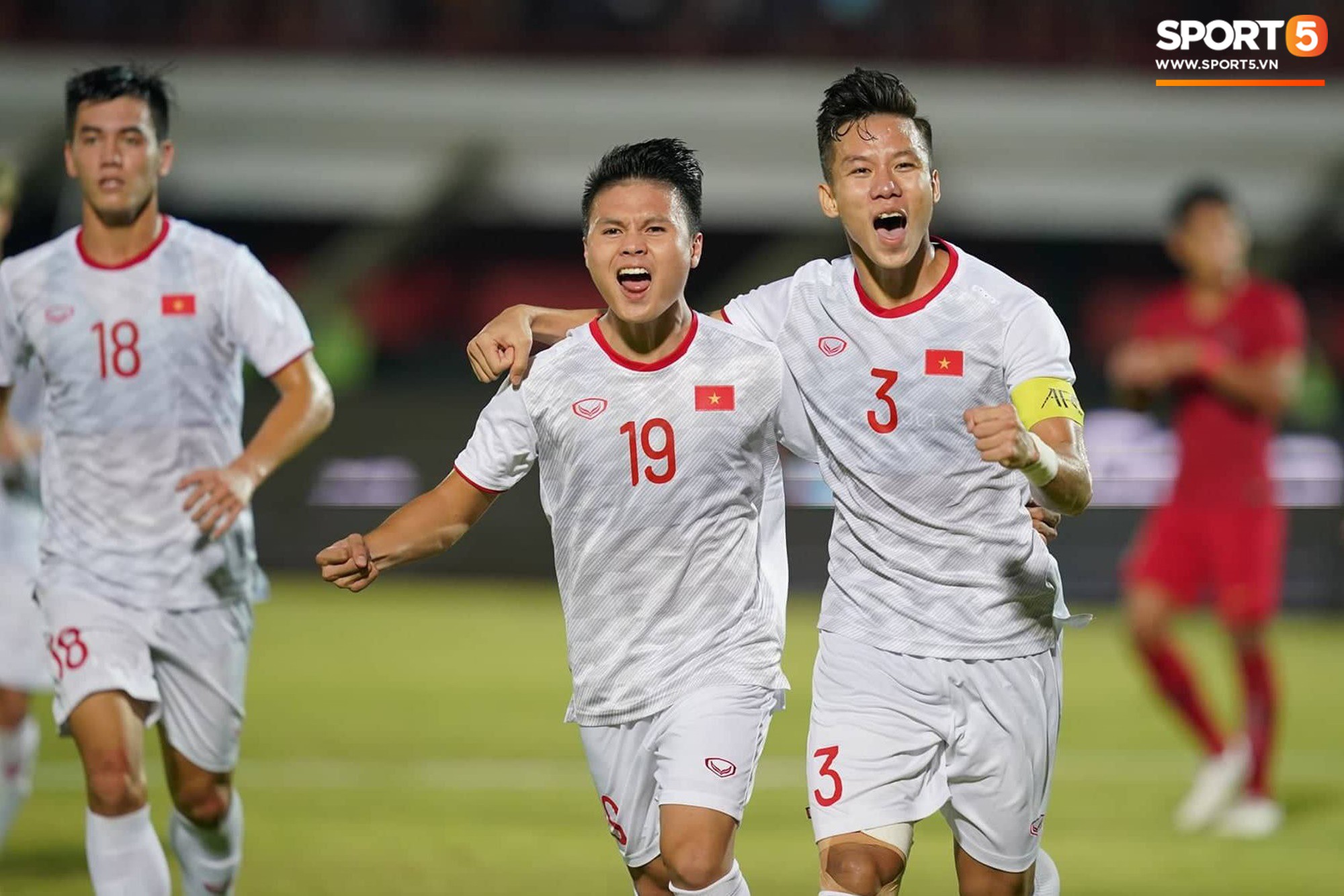 Thủ m&ocirc;n Quế Ngọc Hải trả đủ m&oacute;n nợ cay đắng trước Indonesia sau 3 năm - Ảnh 3.