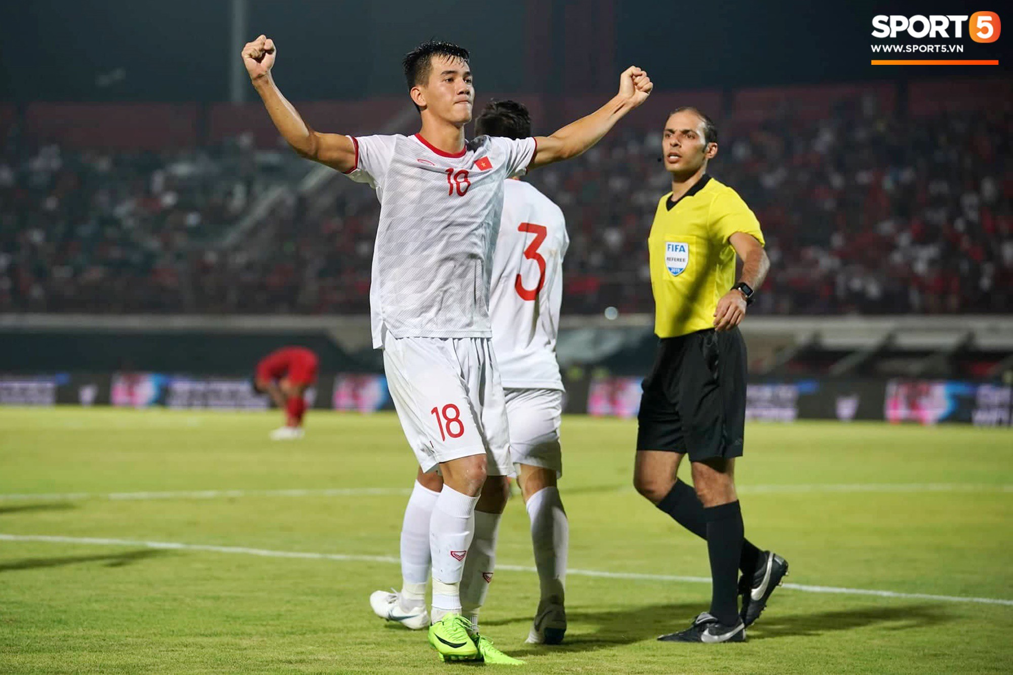 Thủ m&ocirc;n Quế Ngọc Hải trả đủ m&oacute;n nợ cay đắng trước Indonesia sau 3 năm - Ảnh 10.