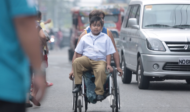 Xúc động cảnh người cha tật nguyền đưa con trai đi học bằng xe lăn mỗi ngày - Ảnh 1.