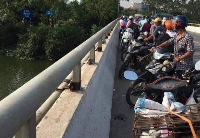 Hú hồn màn nhảy cầu rồi tự bơi lên bờ bỏ đi mất hút của cô gái ở Hải Phòng - Ảnh 1.