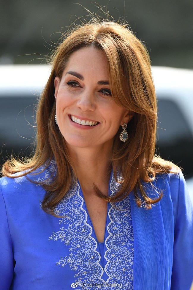 Kate Middleton gợi nhớ đến Công nương Diana khi diện mẫu đầm truyền thống của Pakistan - Ảnh 1.