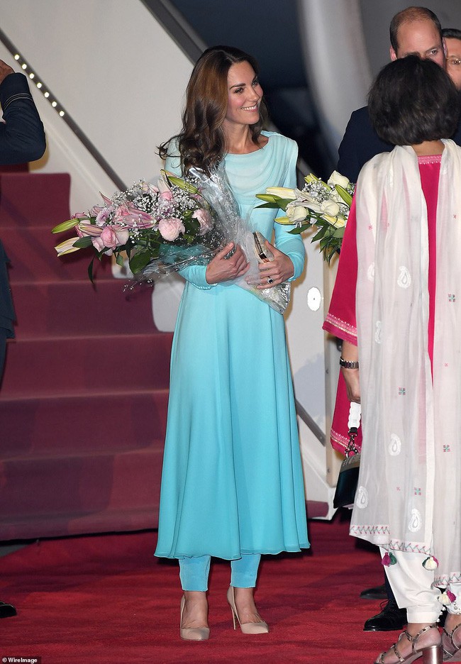 Kate Middleton gợi nhớ đến Công nương Diana khi diện mẫu đầm truyền thống của Pakistan - Ảnh 5.