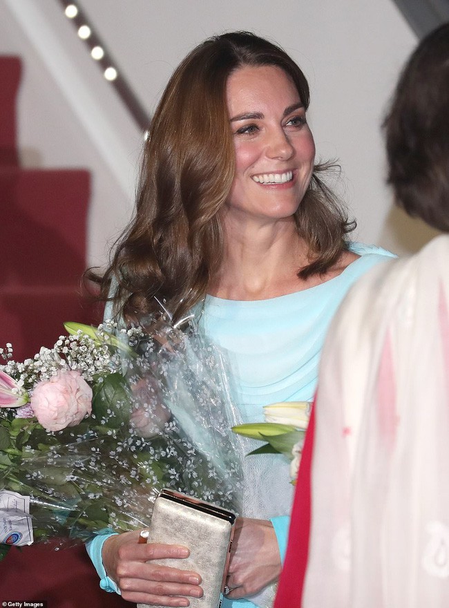 Kate Middleton gợi nhớ đến Công nương Diana khi diện mẫu đầm truyền thống của Pakistan - Ảnh 7.