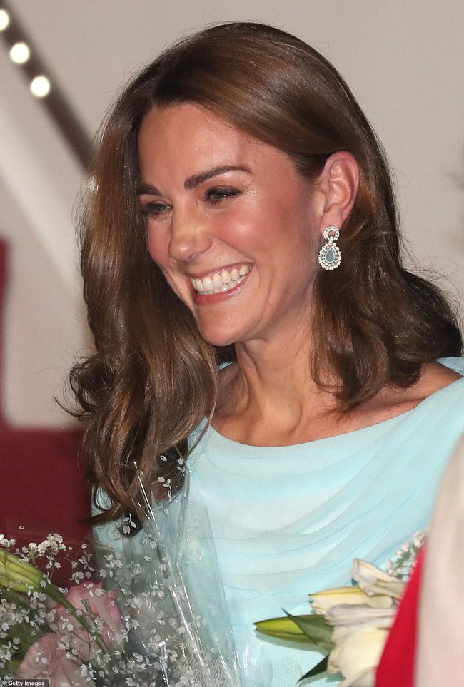 Kate Middleton gợi nhớ đến Công nương Diana khi diện mẫu đầm truyền thống của Pakistan - Ảnh 8.