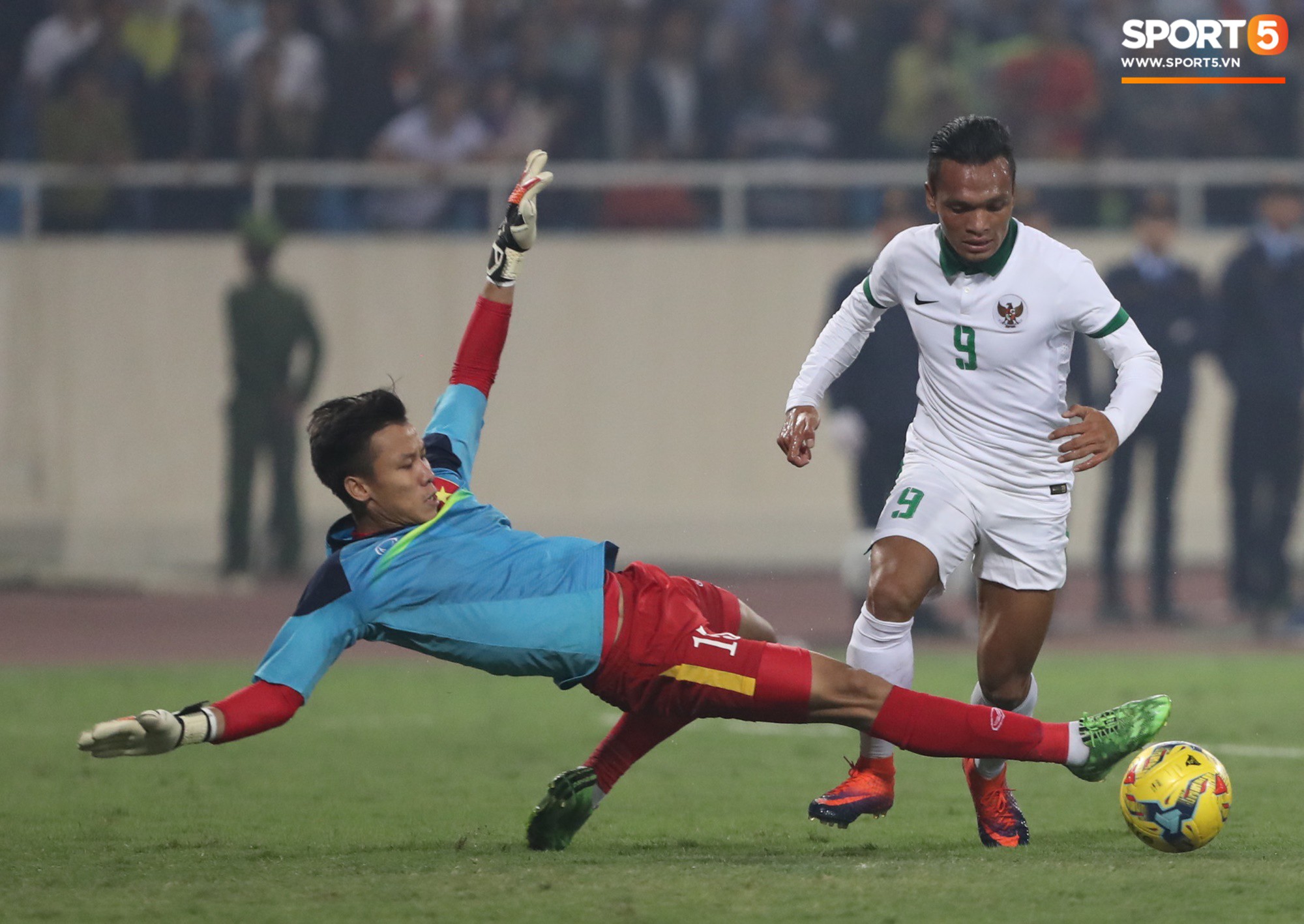 Thủ m&ocirc;n Quế Ngọc Hải trả đủ m&oacute;n nợ cay đắng trước Indonesia sau 3 năm - Ảnh 5.