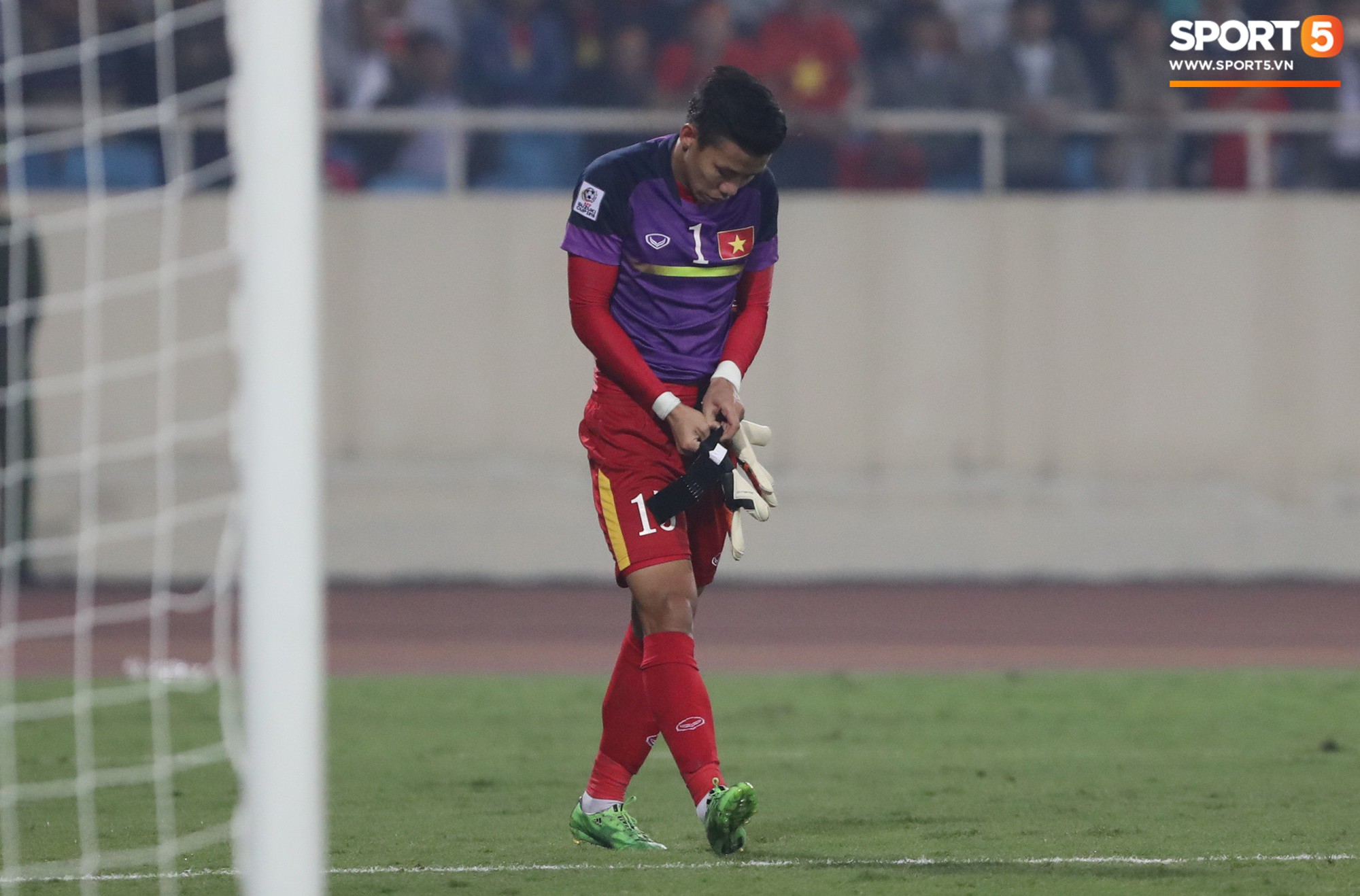 Thủ m&ocirc;n Quế Ngọc Hải trả đủ m&oacute;n nợ cay đắng trước Indonesia sau 3 năm - Ảnh 7.