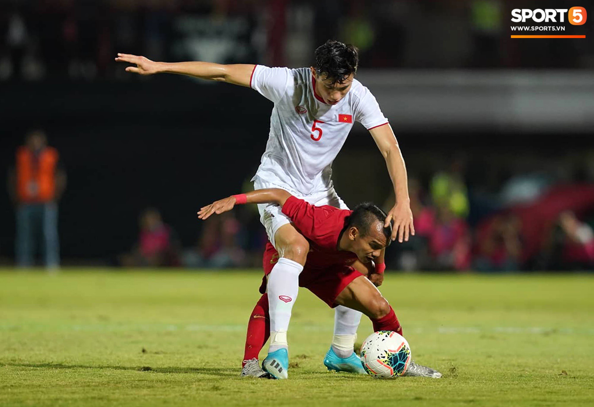 Thủ m&ocirc;n Quế Ngọc Hải trả đủ m&oacute;n nợ cay đắng trước Indonesia sau 3 năm - Ảnh 9.