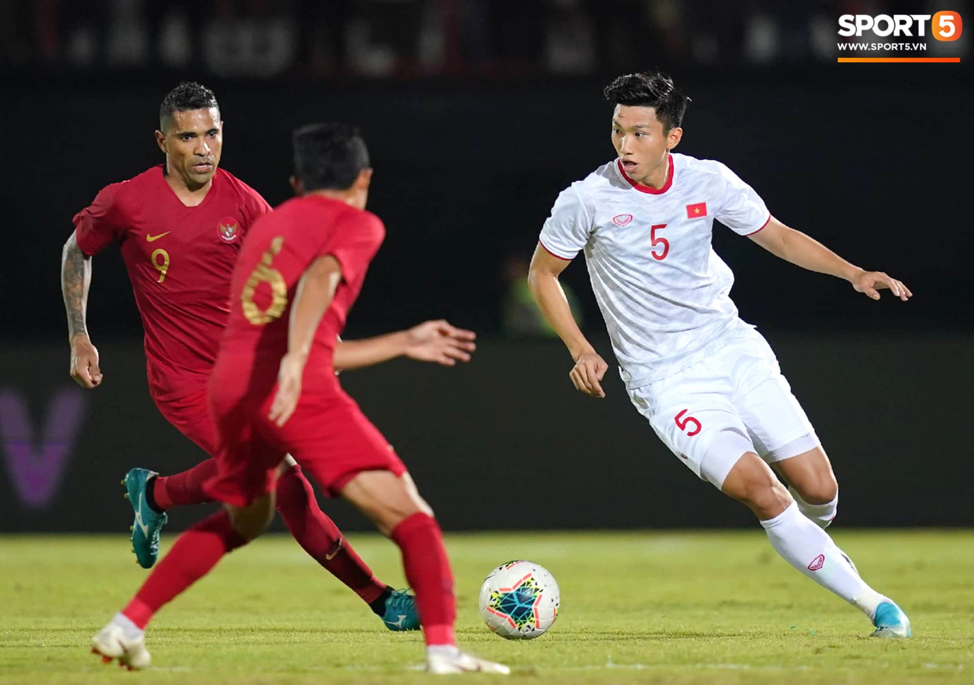 Thủ m&ocirc;n Quế Ngọc Hải trả đủ m&oacute;n nợ cay đắng trước Indonesia sau 3 năm - Ảnh 1.