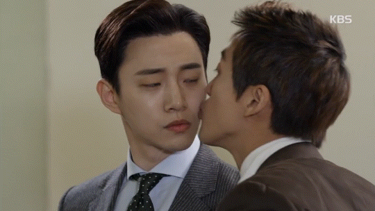 6 cặp đôi đam mĩ lu mờ cả nữ chính: Lee Jong Suk - Kim Woo Bin áp chân sưởi ấm, Jang Dong Yoon cưỡng hôn nam thần - Ảnh 10.