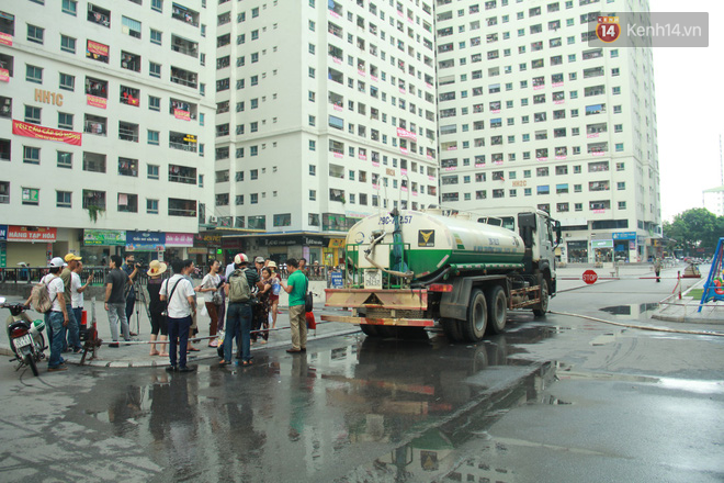 Hà Nội: Nước cung cấp miễn phí cho người dân có mùi tanh, màu đục hơn nước sạch thông thường - Ảnh 1.