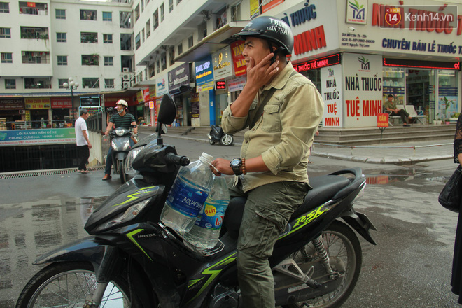 Hà Nội: Nước cung cấp miễn phí cho người dân có mùi tanh, màu đục hơn nước sạch thông thường - Ảnh 10.