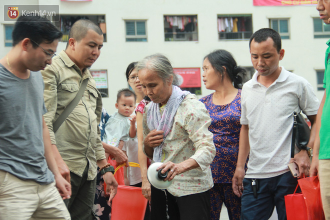 Hà Nội: Nước cung cấp miễn phí cho người dân có mùi tanh, màu đục hơn nước sạch thông thường - Ảnh 6.