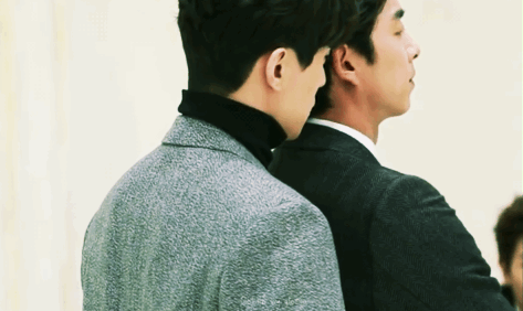 6 cặp đôi đam mĩ lu mờ cả nữ chính: Lee Jong Suk - Kim Woo Bin áp chân sưởi ấm, Jang Dong Yoon cưỡng hôn nam thần - Ảnh 8.