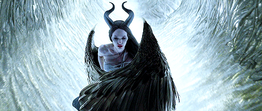 Review Maleficent 2: Đây là màn sui gia đại chiến tưng bừng khói lửa nhất năm, chỉ tiếc ngẩn ngơ vì chị đẹp Angelina Jolie ít đất diễn quá - Ảnh 4.
