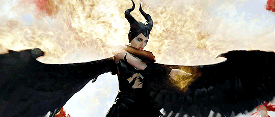 Review Maleficent 2: Đây là màn sui gia đại chiến tưng bừng khói lửa nhất năm, chỉ tiếc ngẩn ngơ vì chị đẹp Angelina Jolie ít đất diễn quá - Ảnh 2.