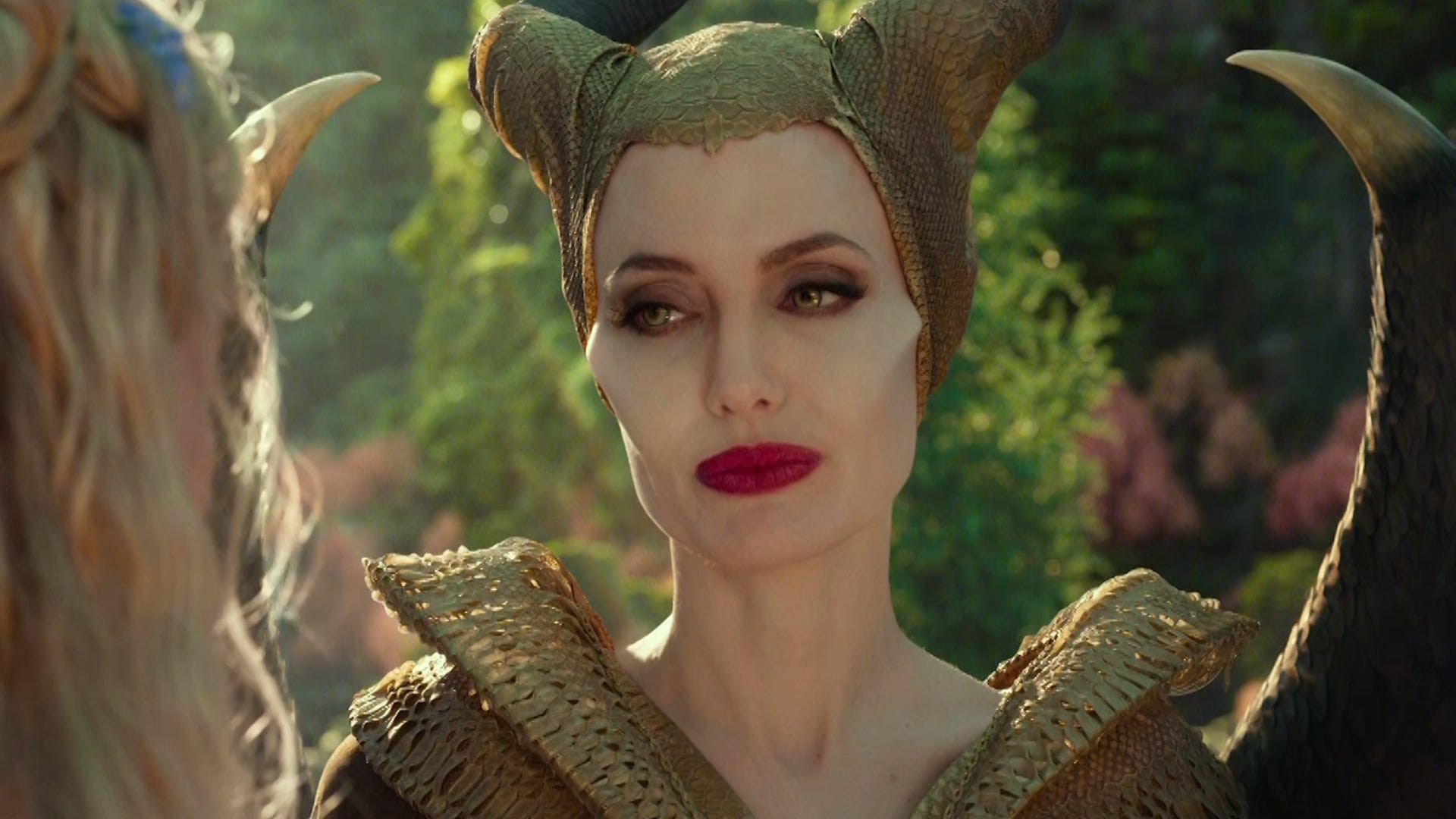Review Maleficent 2: Đây là màn sui gia đại chiến tưng bừng khói lửa nhất năm, chỉ tiếc ngẩn ngơ vì chị đẹp Angelina Jolie ít đất diễn quá - Ảnh 10.
