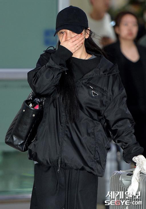 Goo Hara khóc nức nở tại sân bay, vội vàng từ Nhật trở về Hàn tạm biệt Sulli về cõi vĩnh hằng - Ảnh 3.