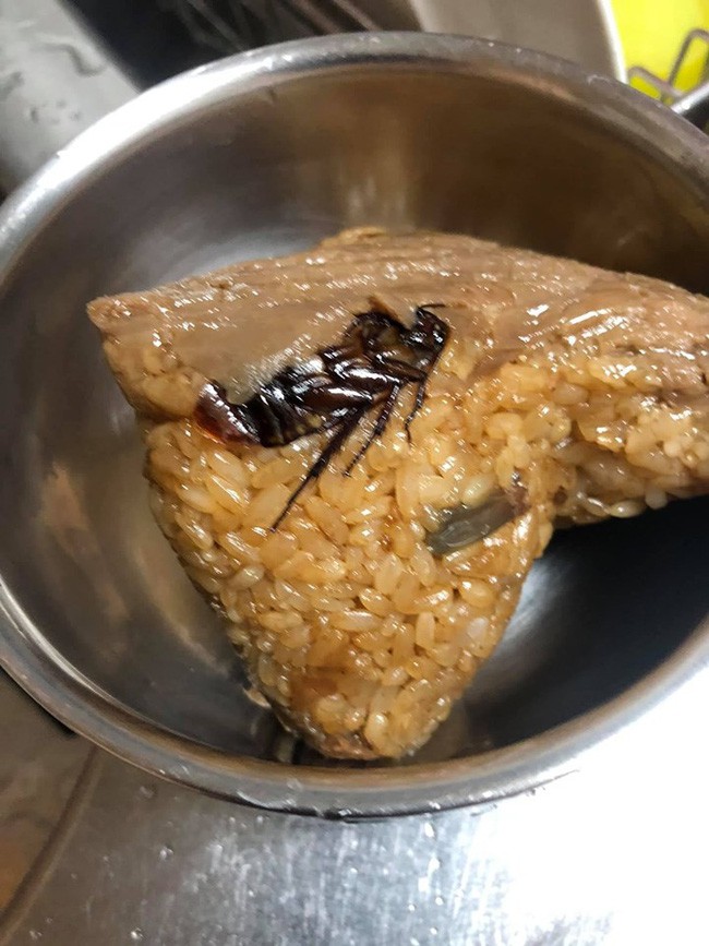 Bữa tối trong mơ bỗng trở th&agrave;nh nỗi &aacute;m ảnh, người xung quanh phấn kh&iacute;ch trong khi khổ chủ vẫn hoang mang - Ảnh 1.