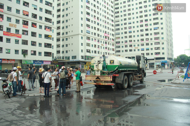 Doanh nghiệp thừa nhận dùng xe téc chở nước tưới cây xanh đưa nước sạch miễn phí cho người dân Hà Nội - Ảnh 1.