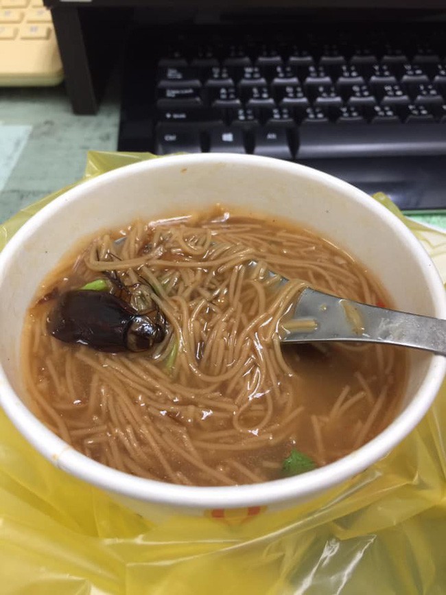Bữa tối trong mơ bỗng trở th&agrave;nh nỗi &aacute;m ảnh, người xung quanh phấn kh&iacute;ch trong khi khổ chủ vẫn hoang mang - Ảnh 3.