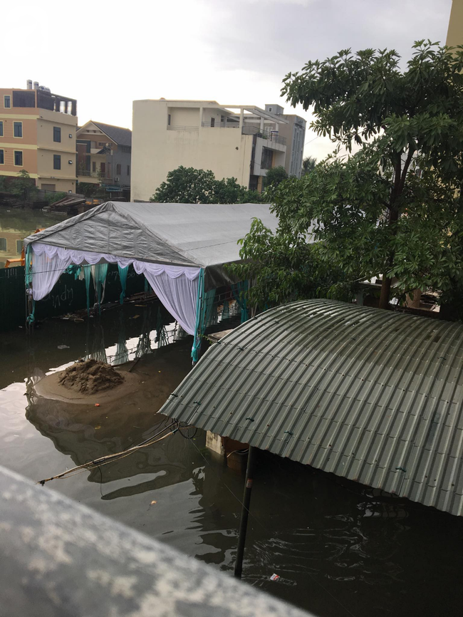 Em gái mưa phiên bản lũ lụt: Câu chuyện đằng sau bức ảnh chú rể cõng cô dâu đứng giữa biển nước đang nổi rần rần MXH - Ảnh 4.