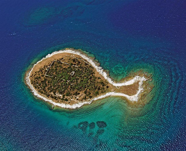 Hòn đảo hình chú cá bé xinh đang khiến du khách toàn cầu truy tìm, nhưng ai cũng phải “dè chừng” khi biết nơi này ẩn chứa 1 bí mật từ thời cổ đại - Ảnh 1.