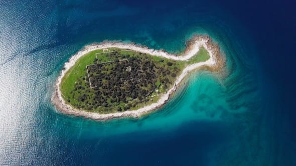 Hòn đảo hình chú cá bé xinh đang khiến du khách toàn cầu truy tìm, nhưng ai cũng phải “dè chừng” khi biết nơi này ẩn chứa 1 bí mật từ thời cổ đại - Ảnh 2.