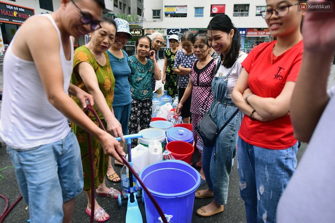 Bắt 2 người đàn ông đổ trộm dầu thải khiến nước sạch sông Đà bị ô nhiễm - Ảnh 3.