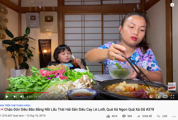 Hiện tượng YouTube bé Sa mukbang siêu hot: Vì sao chỉ livestream ăn uống cũng đủ rinh Nút Vàng triệu sub? - Ảnh 1.