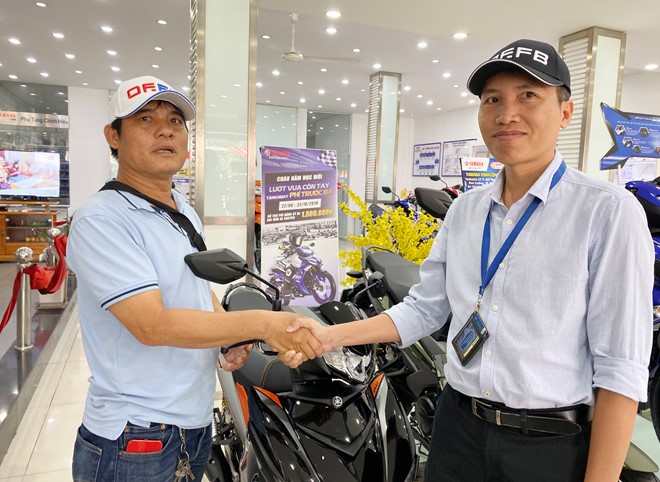 Sau 1 ngày bàn giao lại xe máy, hiệp sĩ Nguyễn Thanh Hải được tặng xe mới trị giá 50 triệu đồng - Ảnh 2.