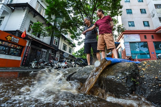 Viwaco thau rửa bể chung cư phát hiện nước đen kịt nồng nặc mùi - Ảnh 10.