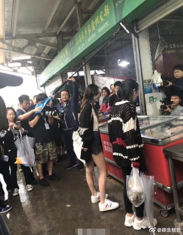 Ai như Angela Baby, đi chợ mua rau thôi cũng gây bão Weibo vì sắc vóc mỹ miều cực phẩm bất chấp ảnh chụp vội - Ảnh 4.