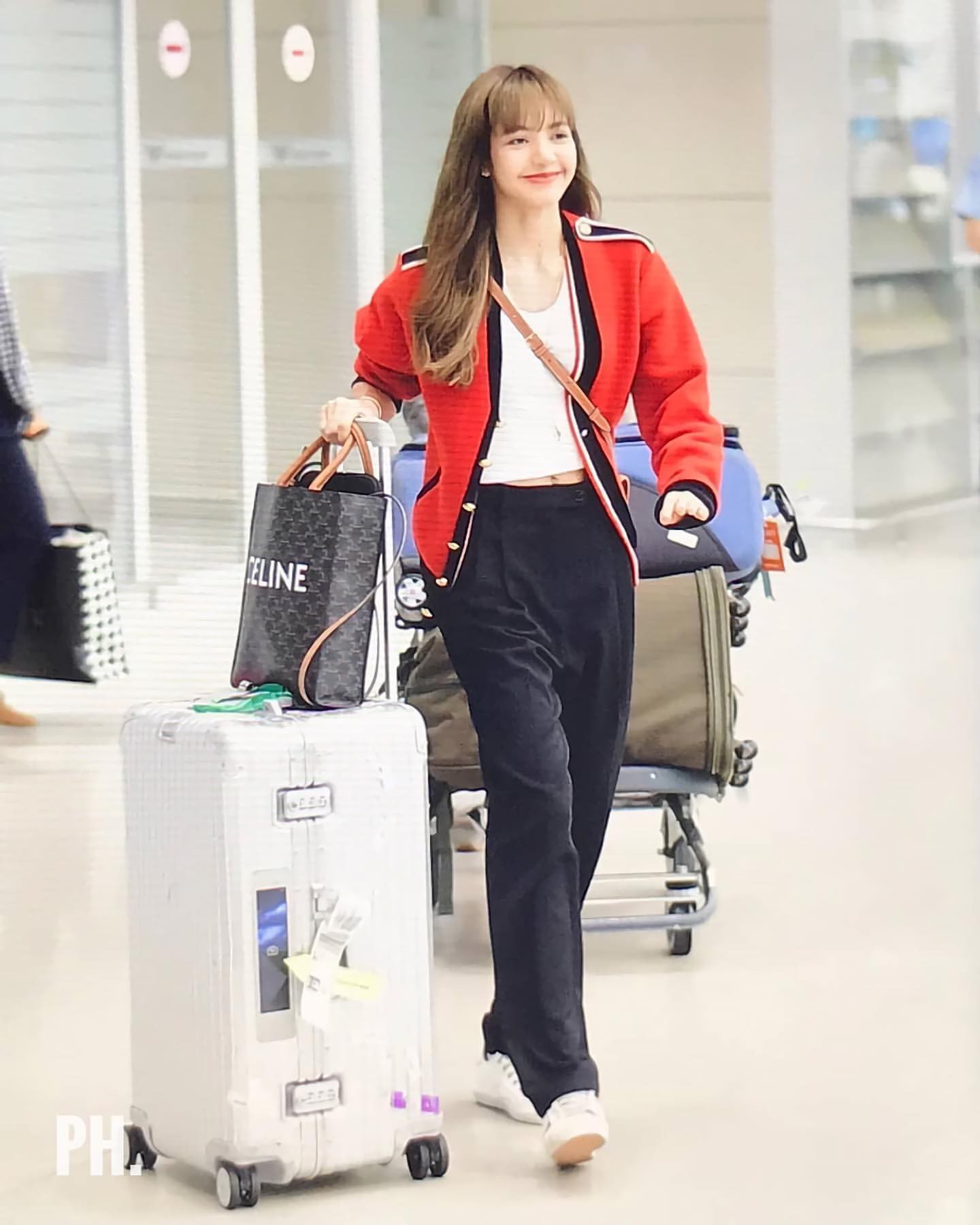 NỮ DIỄN VIÊN XINH ĐẸP XUẤT HIỆN RẠNG RỠ TẠI SÂN BAY